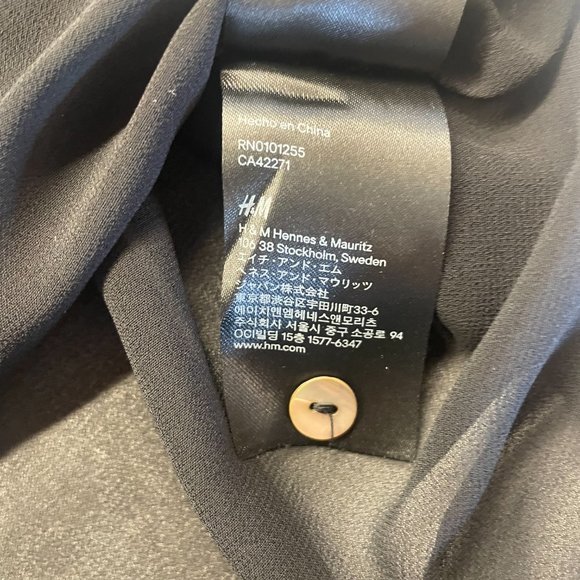 H&M Pin-tucked Blouse with 3/4 length Sleeve and V-Neck in Black, Size 8 - Picture 7 of 7